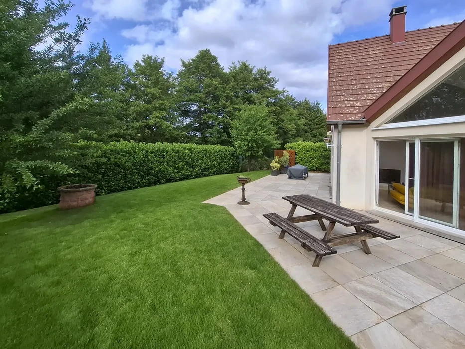 Jardin privé entouré d'un jardin fleuri et d'une pergola pour les journées chaudes d'été