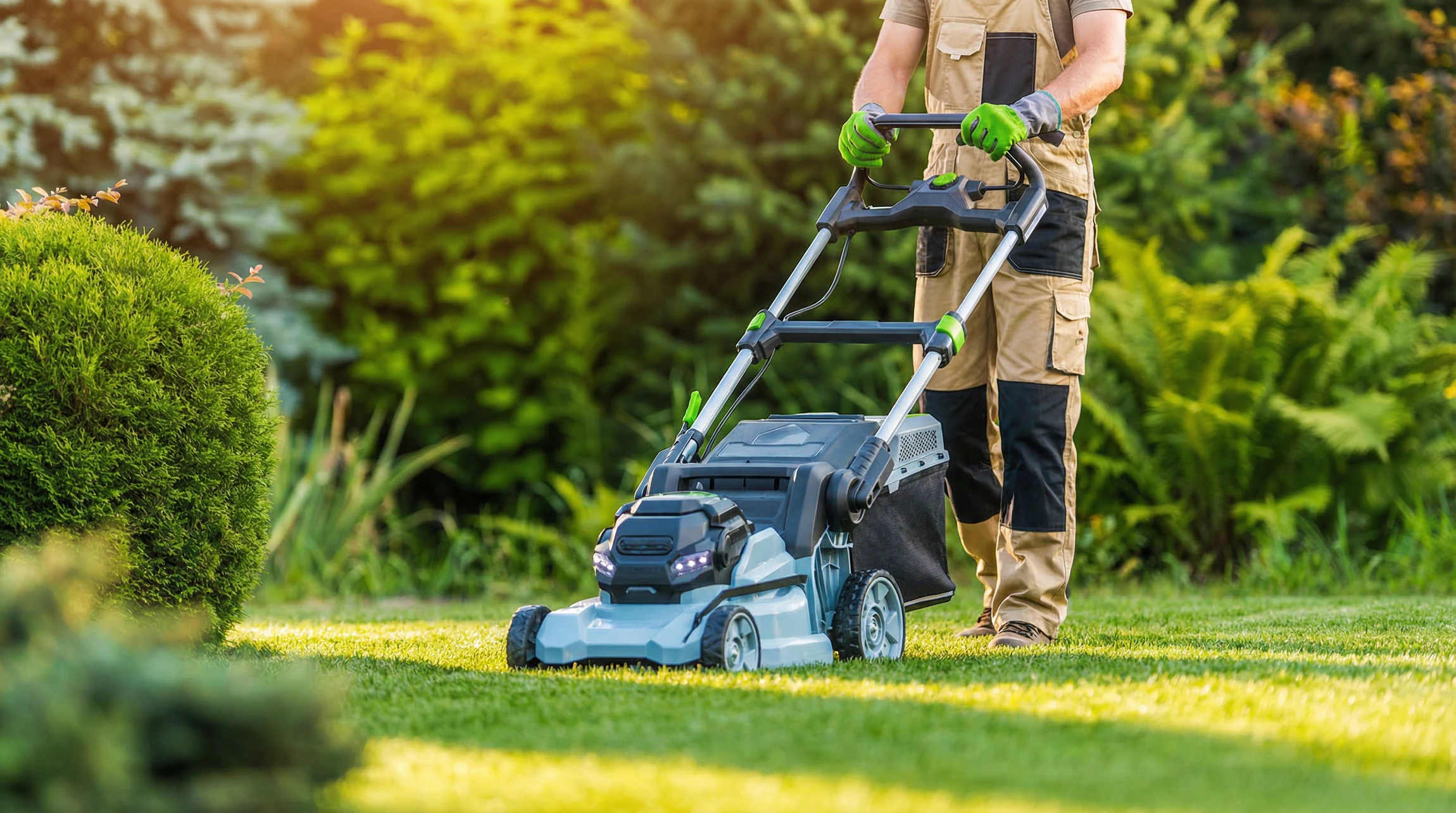 Maison résidentielle contemporaine à deux niveaux avec garage double, située dans quartier pavillonnaire