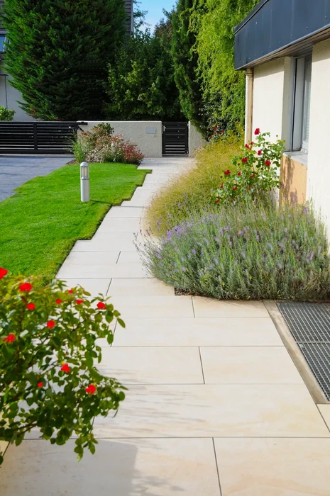 Villa moderne à deux niveaux située dans un environnement boisé avec terrasse couverte au rez-de-chaussée