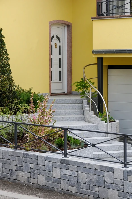Paysage hivernal avec troupeau de cervidés dispersé sur terrain enneigé vallonné