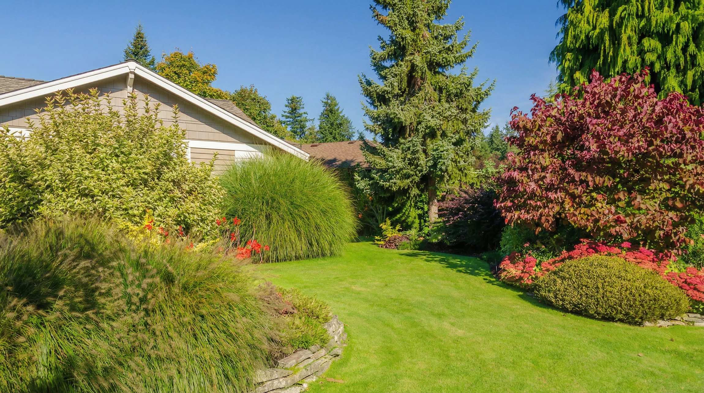 Jardin zen extérieur avec statue de Bouddha blanc en méditation posée sur bassin aquatique