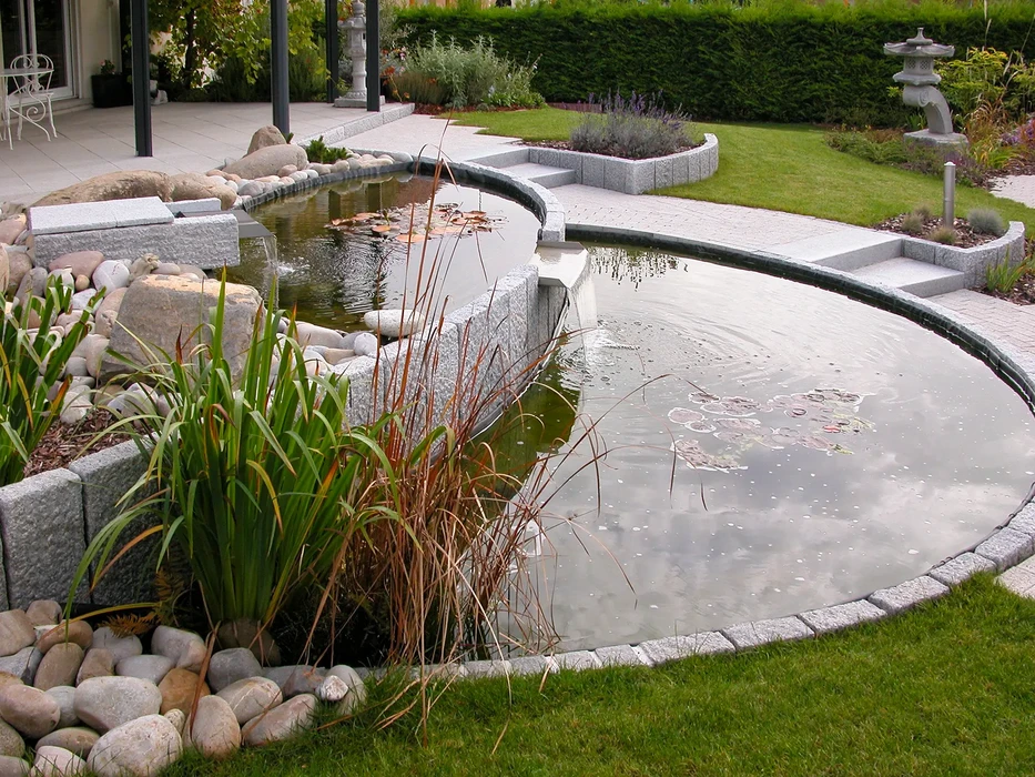 Villa contemporaine avec piscine à débordement sur terrasse en bois exotique