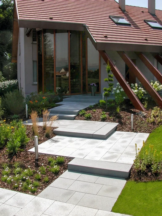 Scène extérieure de jardin familial avec repas convivial