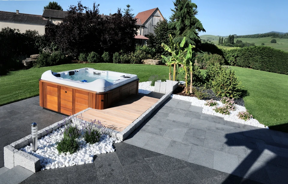 Une véranda cosy criblée au printemps, pleine de fleurs en arrière-plan