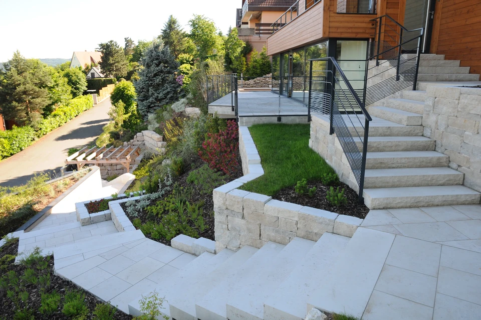 Paysage viticole en terrasses avec vignobles dorés d'automne s'étendant sur collines calcaires méditerranéennes